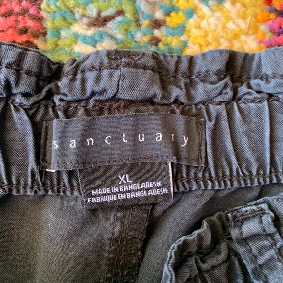 Black stretchy shorts - Picture 2 of 3